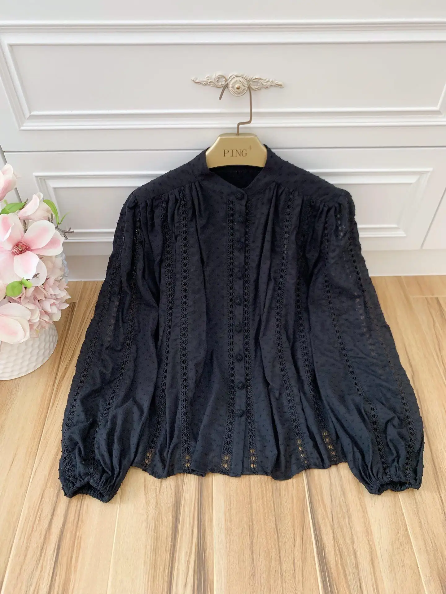 

2019 new ladies fashion long-sleeved sexy embroidered openwork shirt 0908