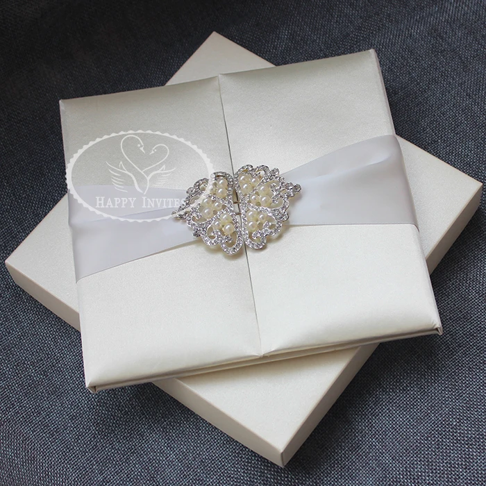 HI2003-07 Custom Gate-Fold Style Silk Folio Wedding Invitation with Ribbon and Brooch Factory Price More Colors Optional