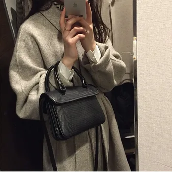 

2019 Vintage Texture Multi-layer Design Handbag Temperament Flip Single Shoulder Messenger Small Square Bag