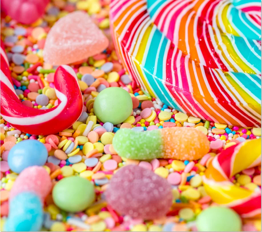 конфеты разноцветные. цвет сладостей. пончик розовый. цветовая палитра color. цветовая палитра сладости.