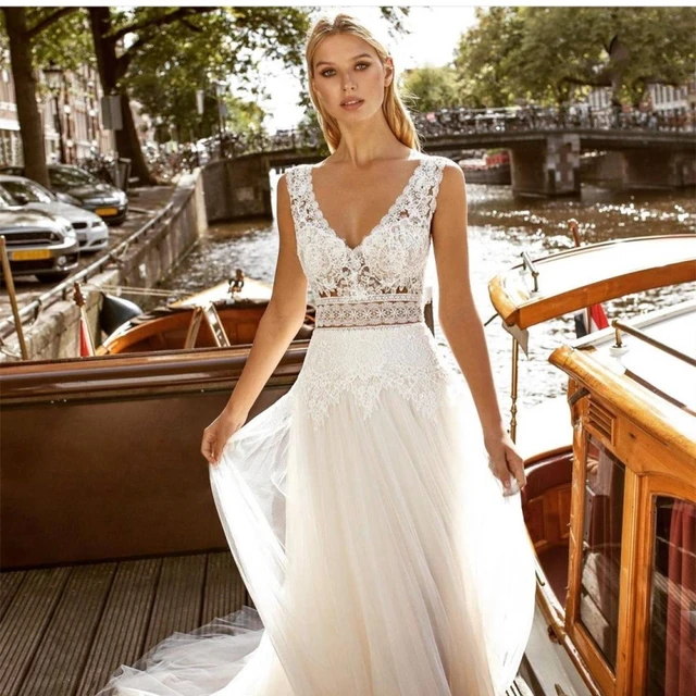 Robe de mariée en dentelle et tulle, col en v, dos nu, style