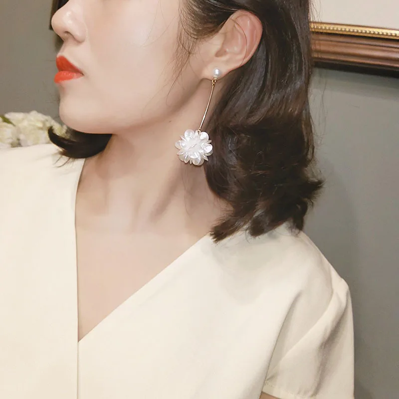 

2019 new brand design super fairy white flower ball ring earrings generous temperament trend gift Korean earrings for women.