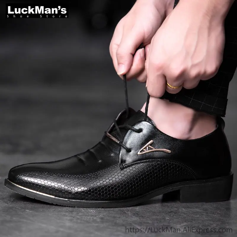 Tanie Luksusowa marka klasyczny mężczyzna szpiczasty nosek obuwie męskie Pu skórzane czarne buty ślubne męskie Oxford formalne buty Plus rozmiar