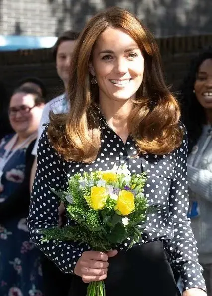 Kate Middleton, весенне-осенний комплект, рубашка в горошек с длинным рукавом, однобортный, широкие, прямые, черные брюки, костюм из двух предметов