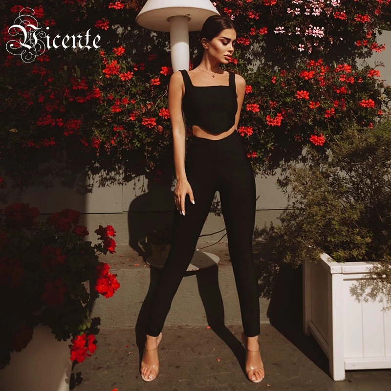 

Женский костюм-двойка в полоску, с заниженной талией