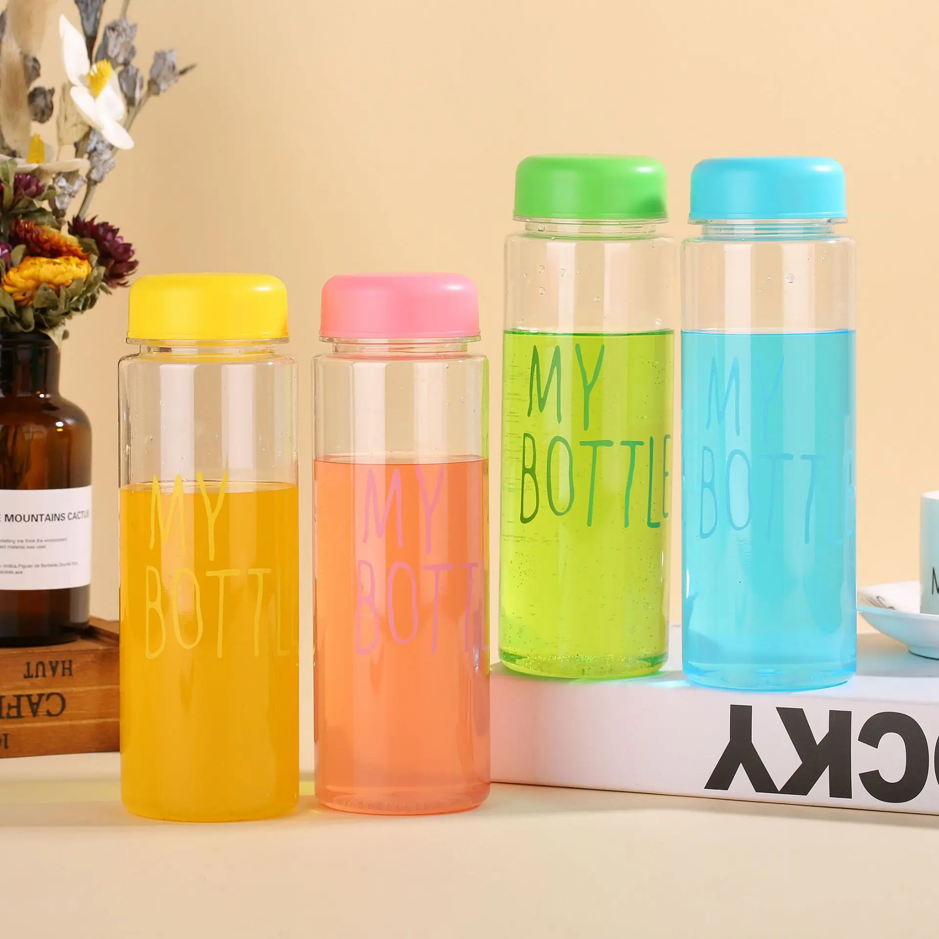 

Plastic cup Korean version of the creative hand cup PE material Simple hand cup Environmental protection cup