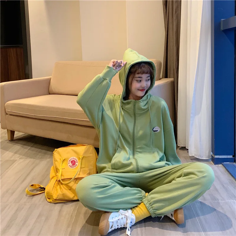 

Photo Shoot Classic And Casual Loose Version of Avocado Color Set Men And Women-