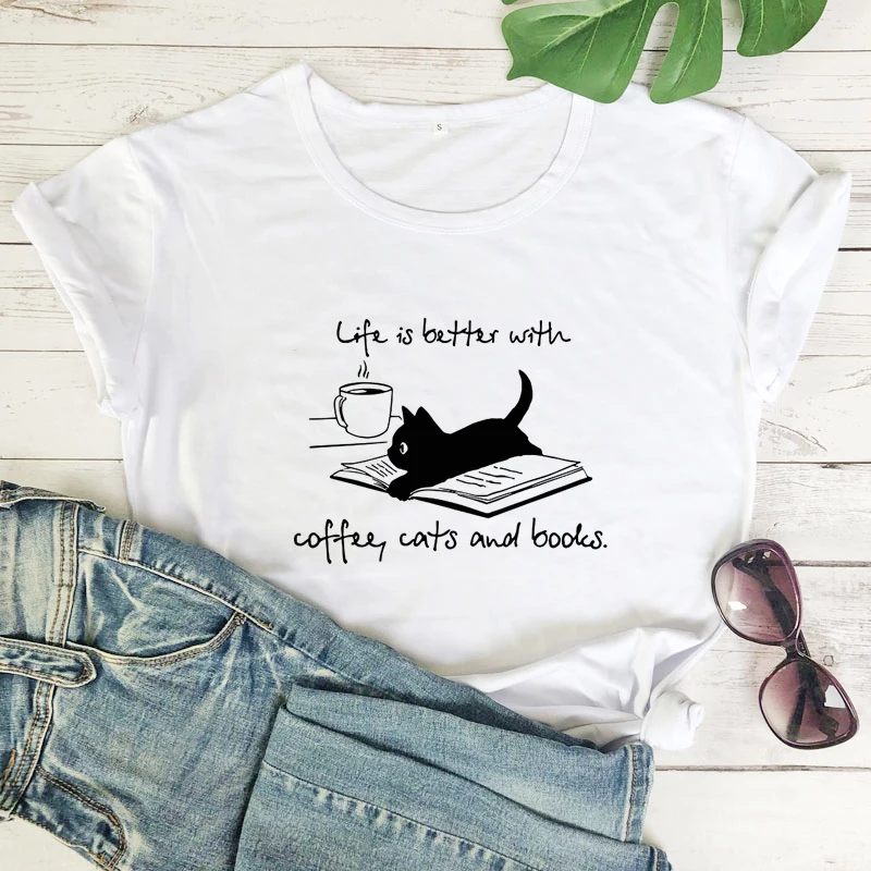 

Футболка с надписью Life Is Better With Coffee, кошки и книги, Подарочная футболка с милым котом, забавная летняя футболка для чтения с графическим рисунком, Топ