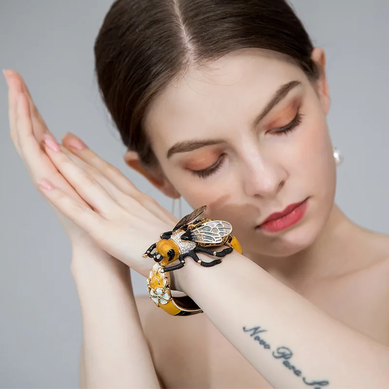 Женский браслет с эмалью Blucome широкий из меди натуральными цветами и пчелками