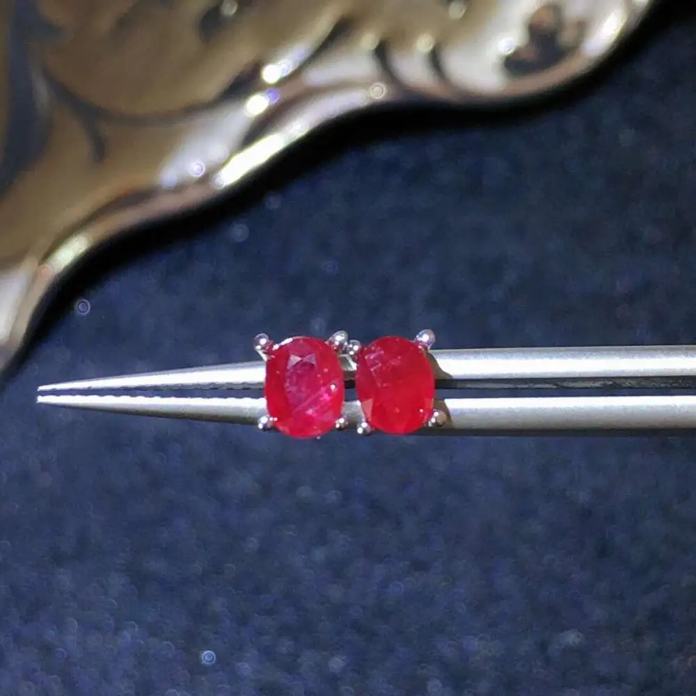 

925 silver inlaid ruby stud earrings, the main stone size: 4 * 5 mm, crystal clean, good color, S925 silver ruby earrings
