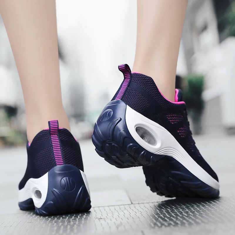 Женская обувь для бега; цвет белый, черный; кроссовки на платформе; нескользящие Прочные Женские кроссовки для бега, ходьбы, фитнеса; удобная спортивная обувь
