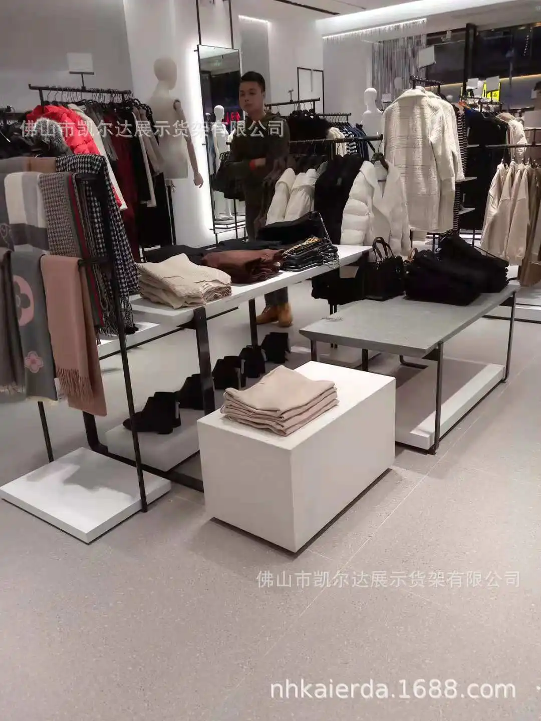 

Foshan Top Grade Clothing Store Marble Display Stand Baking Varnish Display Stand Stainless Steel Booth