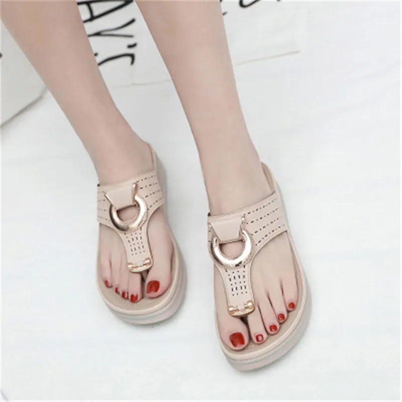 Модные сандалии на мягкой платформе с металлической пряжкой; открытые вьетнамки на танкетке с открытым носком; летняя пляжная обувь на толстой подошве в богемном стиле