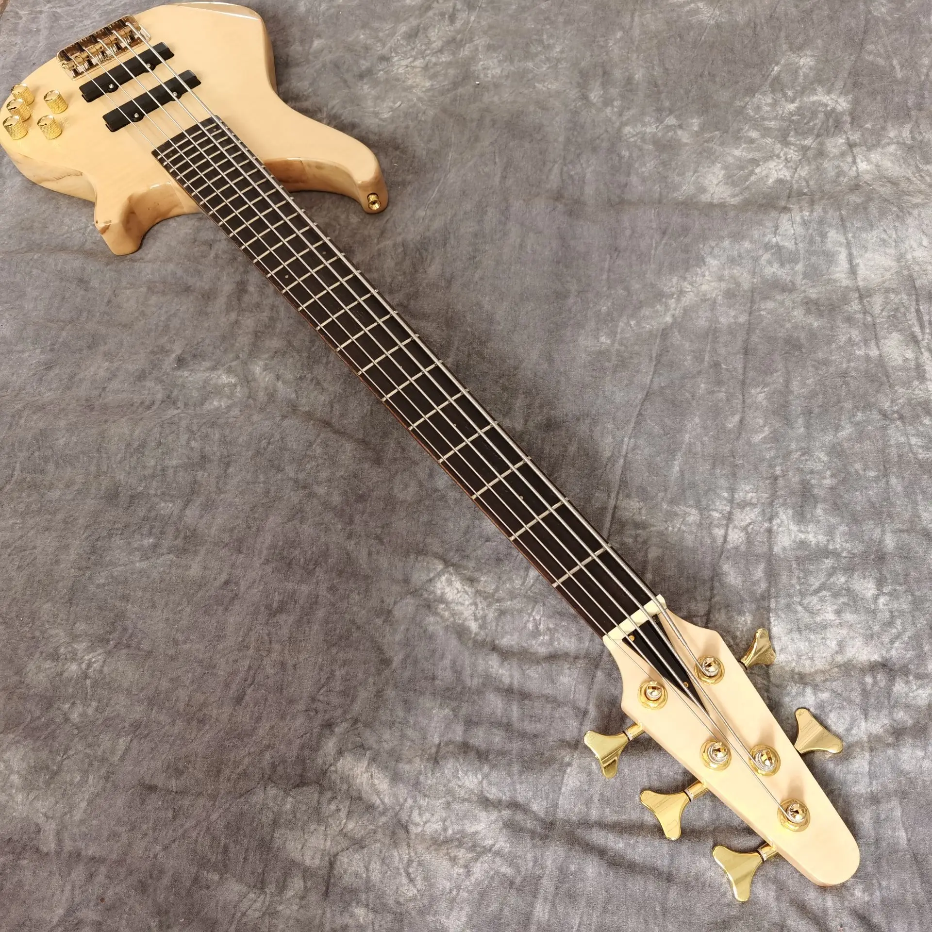 Электрическая бас-гитара. tiger flame top bass. Бас-гитара ручной работы 4 stings ra. Гриф из розового дерева