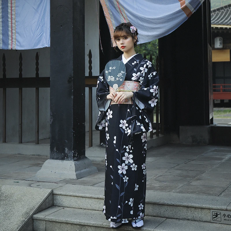 女性のための伝統的な日本の着物,黒の花柄の古典的な浴衣のコスプレドレス,実行服,バスローブ