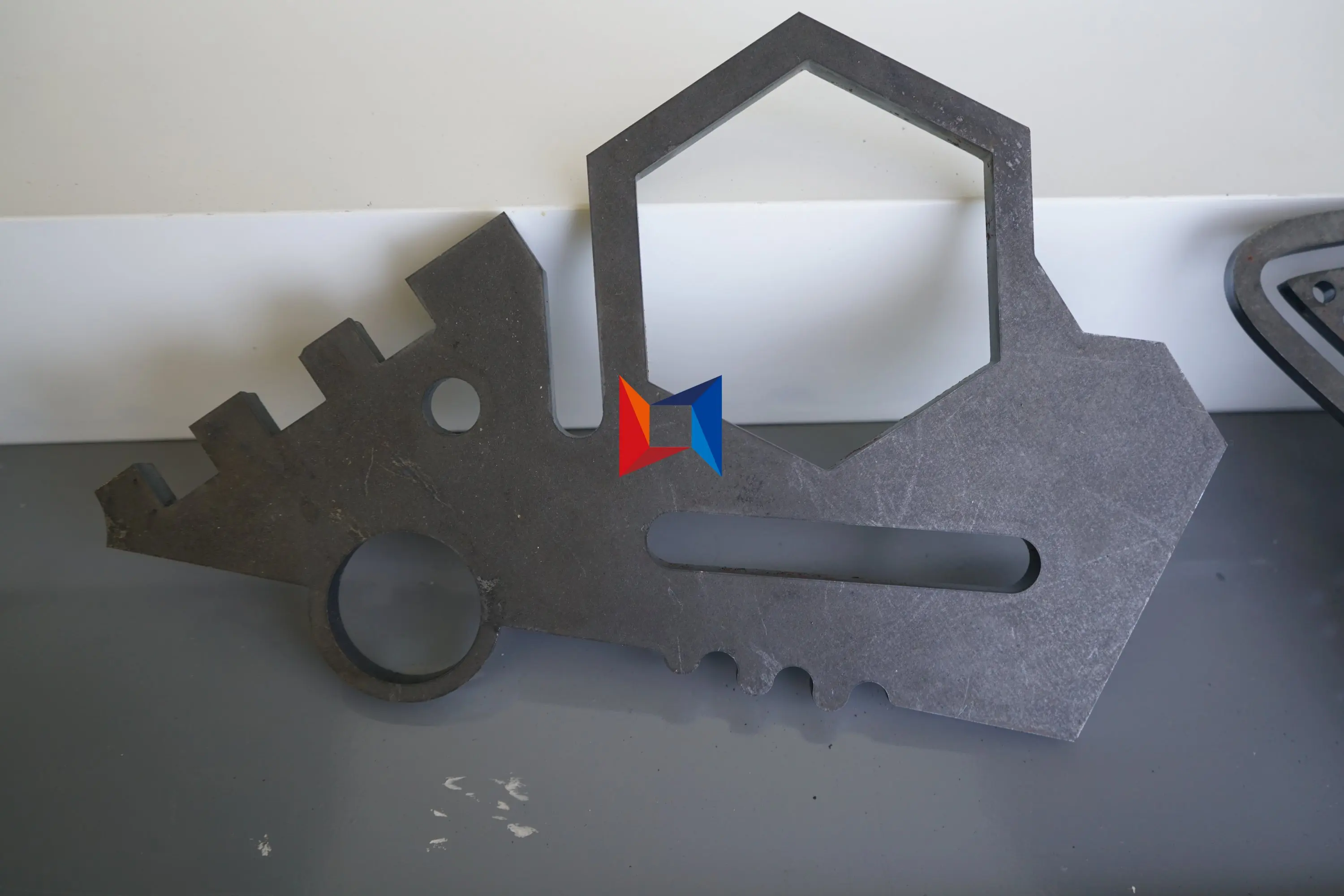 Cheap fiber metal laser cutting machine, hot sale 1530 500w fiber laser cutting machine