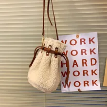 Новинка, Корейская Милая зимняя Портативная сумка-мешок, Женская Повседневная плюшевая сумка через плечо на шнурке, сумки-мессенджеры