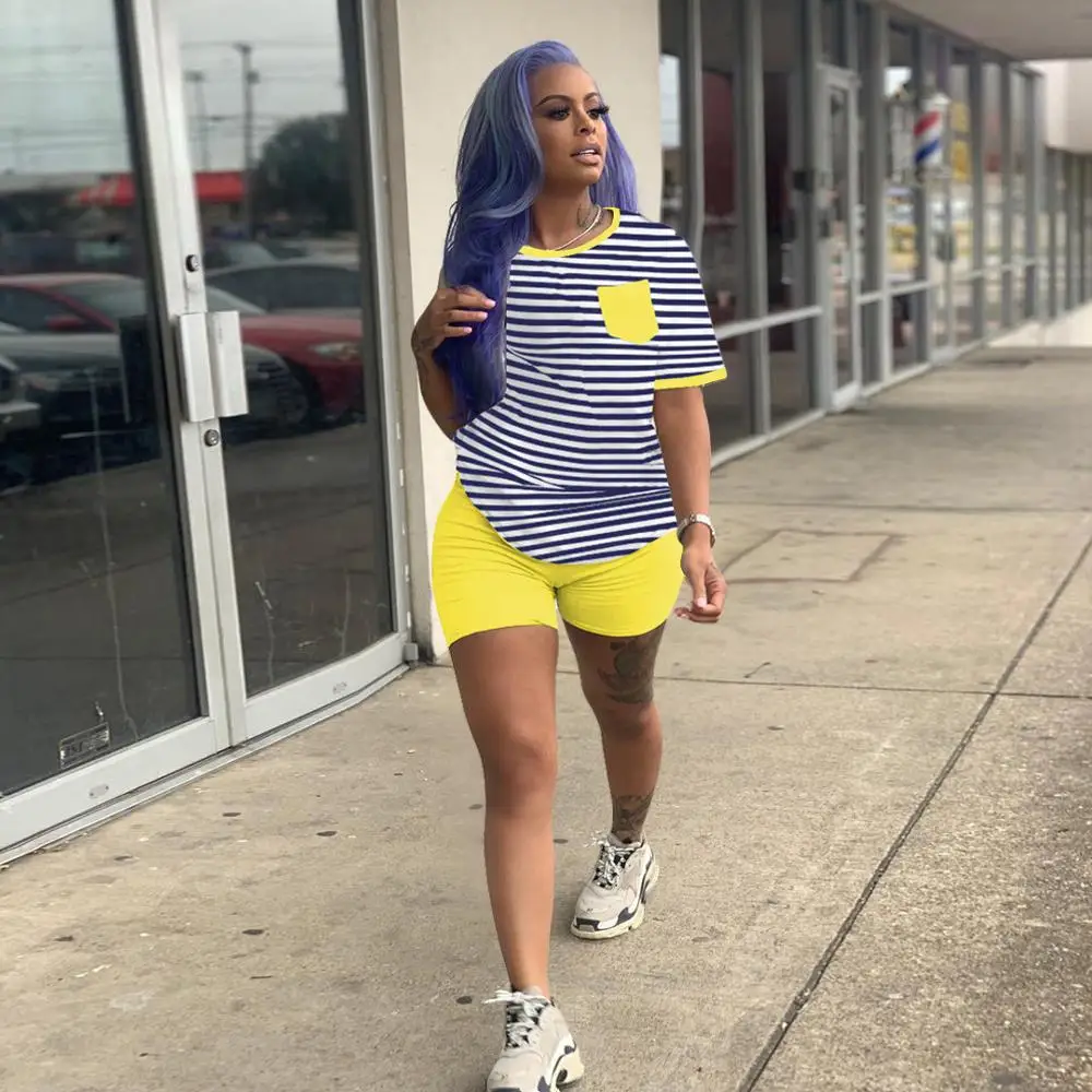 Повседневный женский комплект в полоску футболка короткий топ + короткие брюки