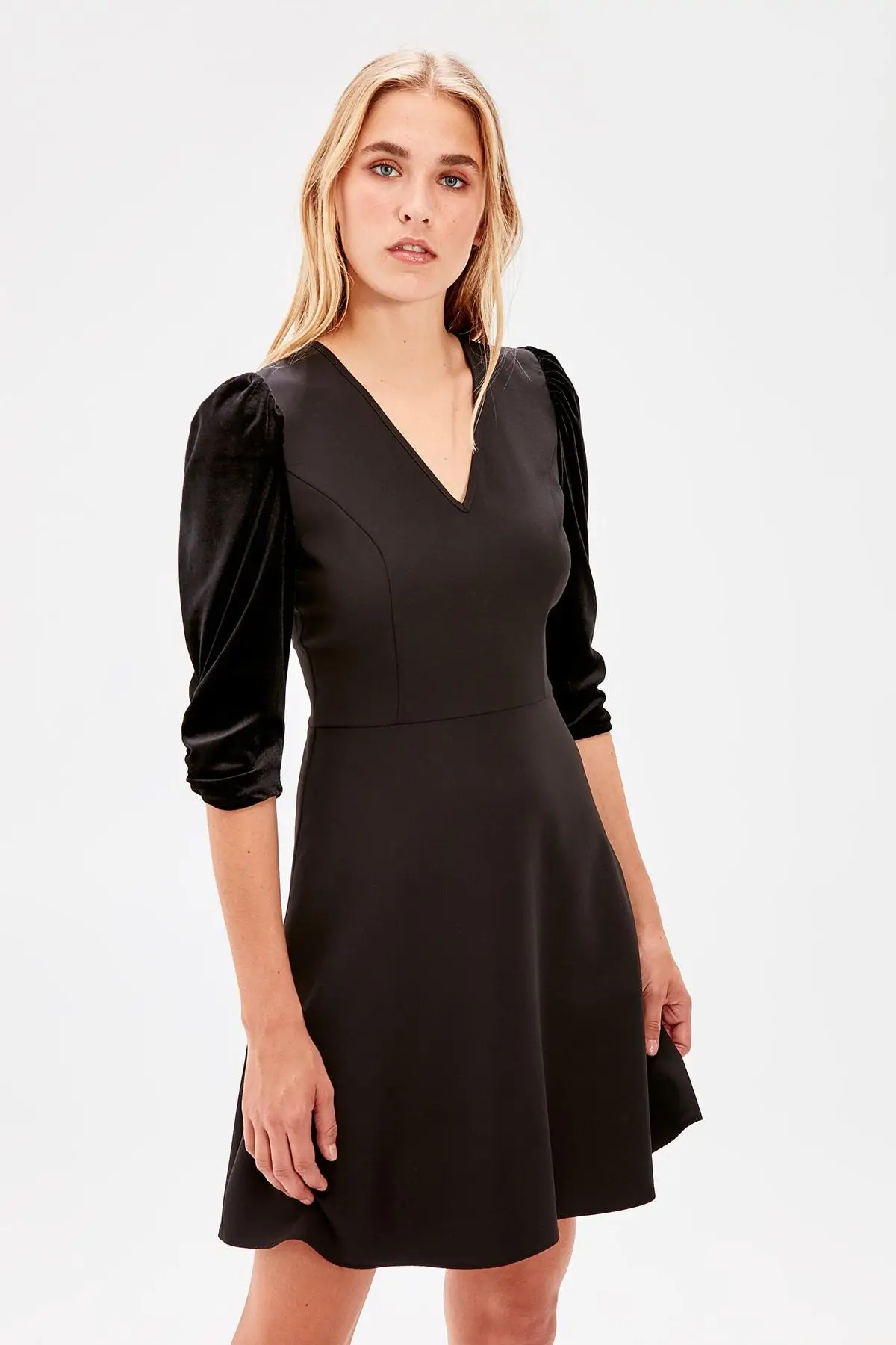 

Trendyol Black Velvet Sleeves Dress TWOAW20EL0810
