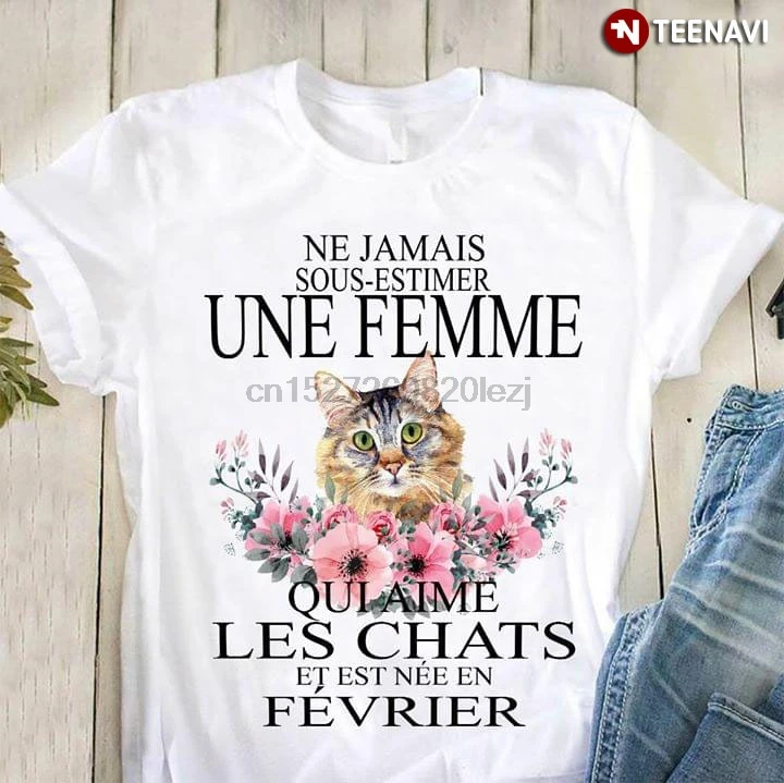 Ne Jamais Sous Estimer Une Femme Qui Aime Les Chats Et Est Nee En Fevrier T-Shirt |