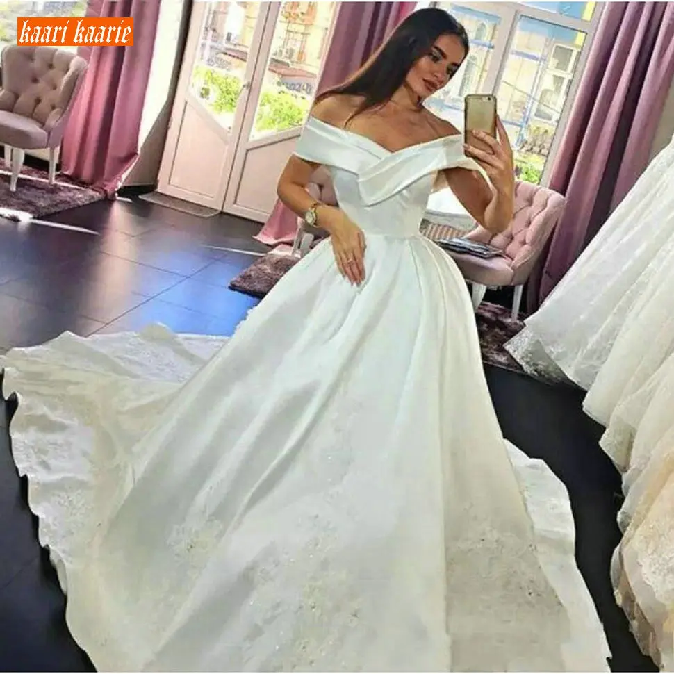 

Luxurious White Off The Shoulder Wedding Gowns 2020 Satin Ball Gown Lace Applique Bridal Dresses Long Chapel Train Wedding Dress