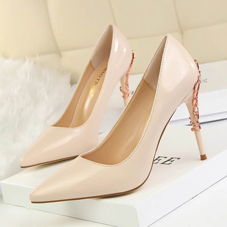 Туфли на высоком каблуке с металлическим цветком; женские элегантные туфли-лодочки; Туфли на каблуке; женские модные пикантные туфли из лакированной кожи; G9219-7 - Цвет: apricot