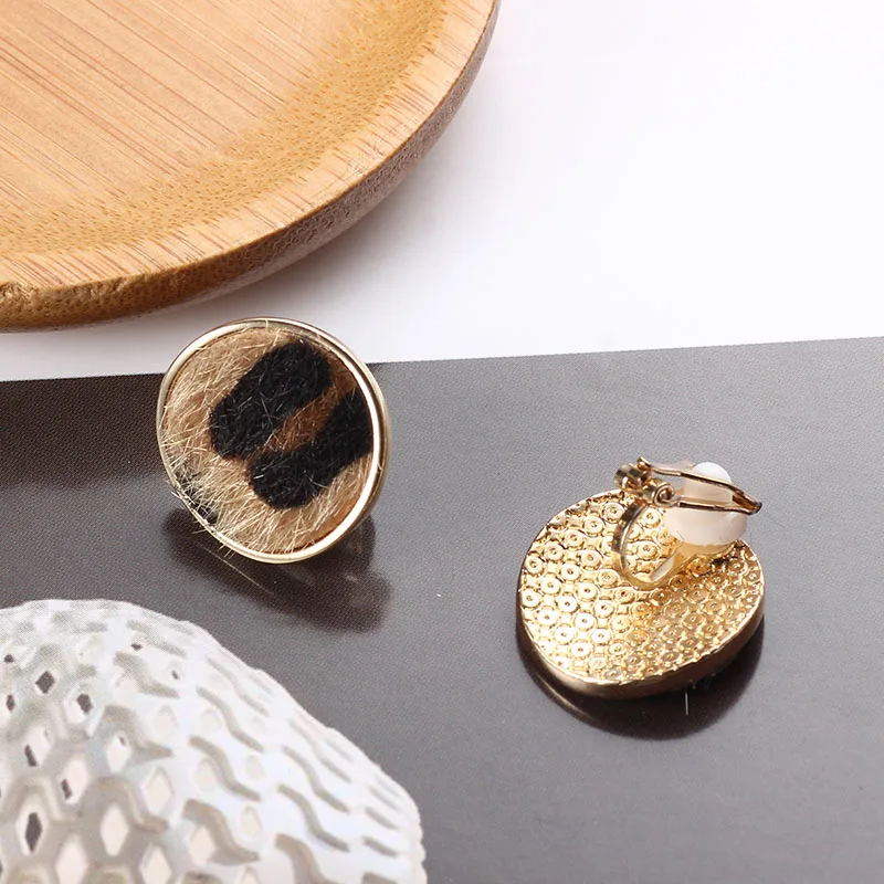 Леопардовые серьги клипсы круглые гвоздики без пирсинга тканевые Женские