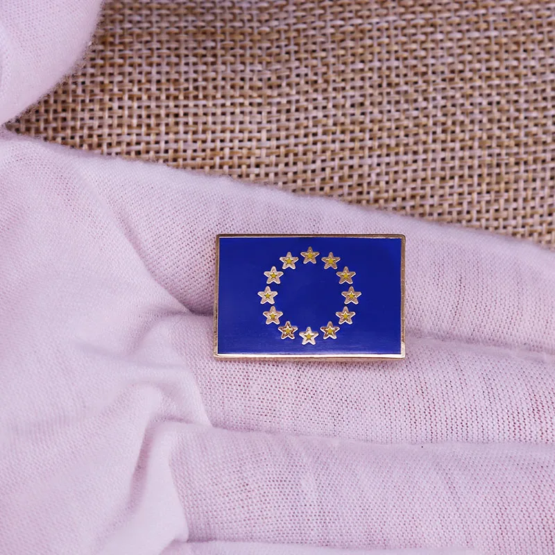 Эмалированная брошь с изображением флага Европейского союза металлический