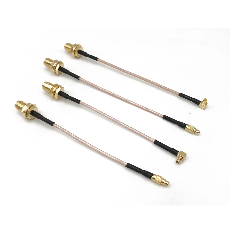 Câble Antenne MMCX SMA 10cm pour Drone FPV posé à côté d'un récepteur, montrant sa longueur.