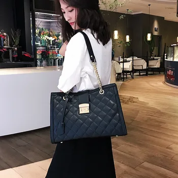

2020 new European and American style fashion simple solid color diamond chain handbag shoulder trend women's bag