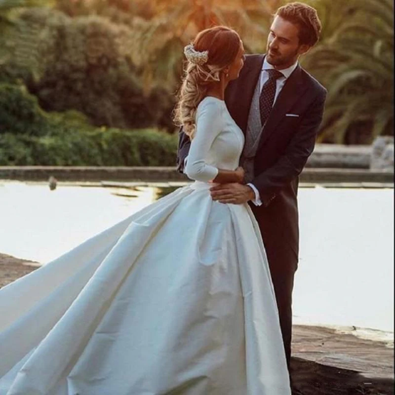 

Simple Vintage A Line Wedding Dresses Long Sleeve Low Cut Backless Court Train Plus Size Bridal Gowns Custom Made