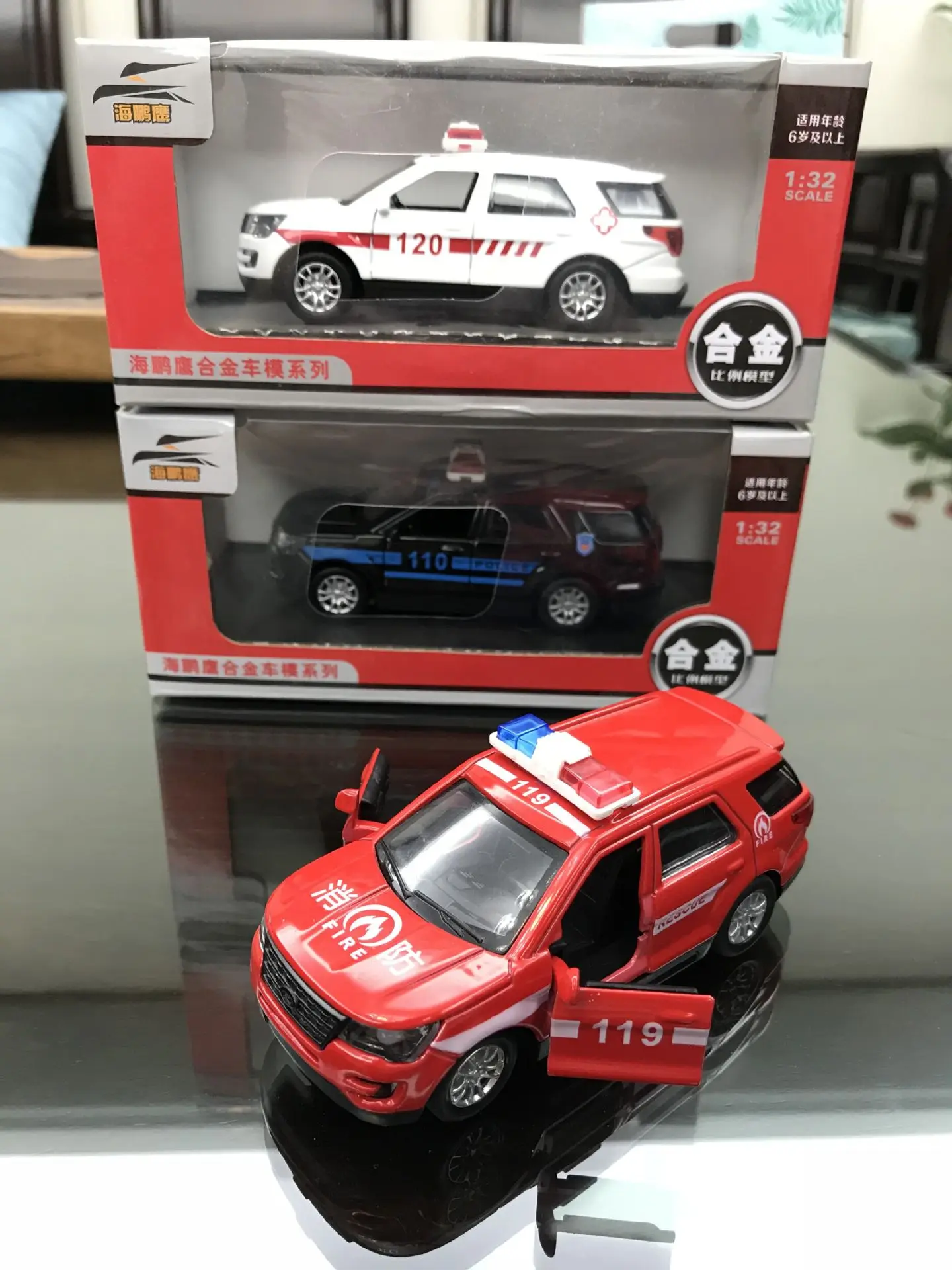 

Hot Selling Children 1: 32 Model Double Door Police Car Ambulance Firefighting Alloy Car Model with Sound And Light Pull Back Ca