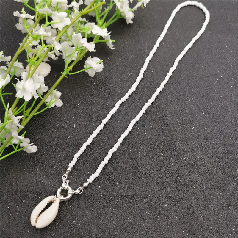 Женское ожерелье с подвеской из натуральной ракушки черно белое цветными