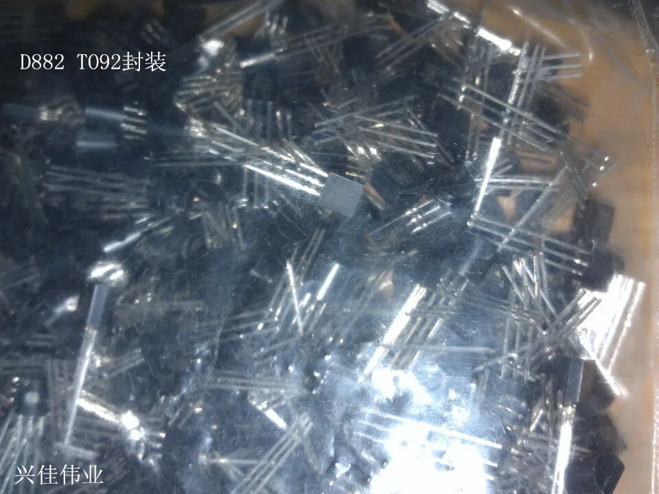 100 pcs/2SD882S D882 TO-92