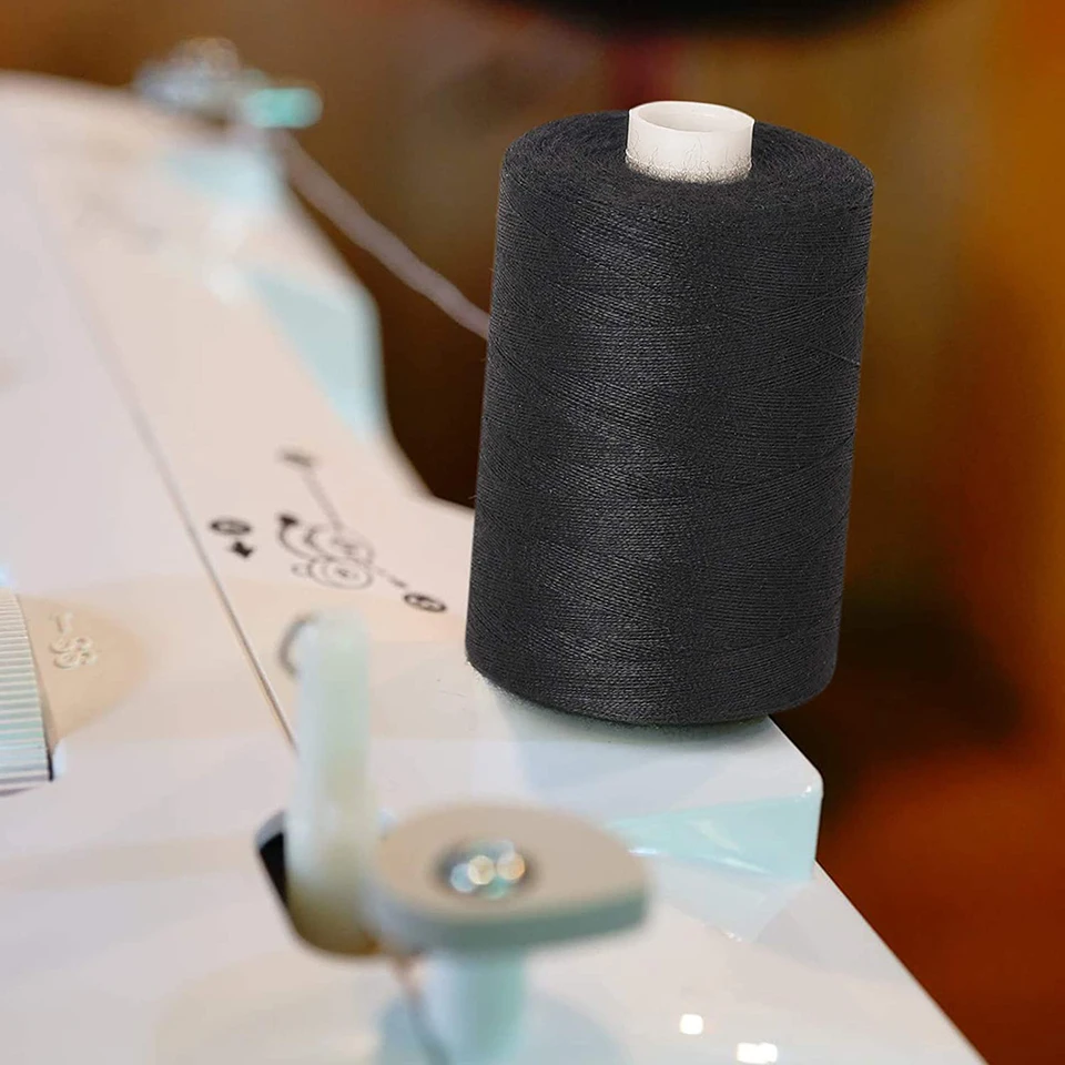 Filo Da Cucito E Quilting Su Bianco Immagine Stock - Immagine di testo