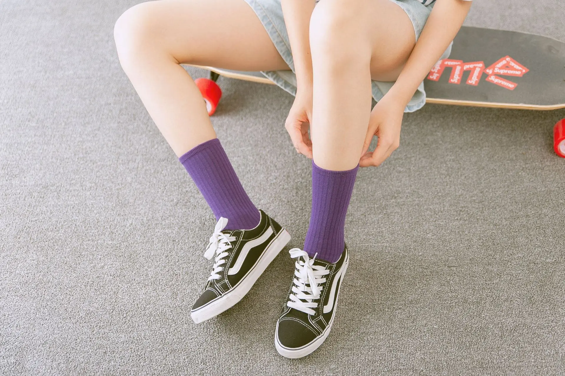 Осенние модные женские хлопковые носки ярких цветов в Корейском стиле уличные модные милые длинные однотонные носки для девочек носки в стиле хип-хоп