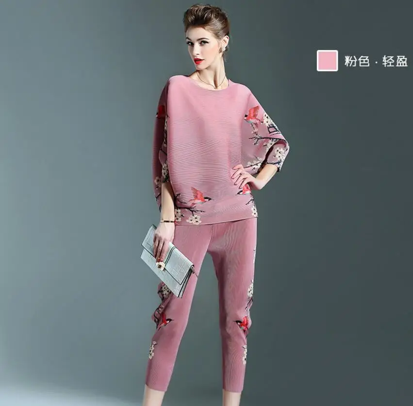 Рисунок 5 - Женский костюм с принтом в стиле ретро