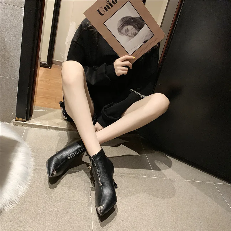 Bottes femme Новинка 2019 года стильные модные однотонные ботинки гладиаторы с острым