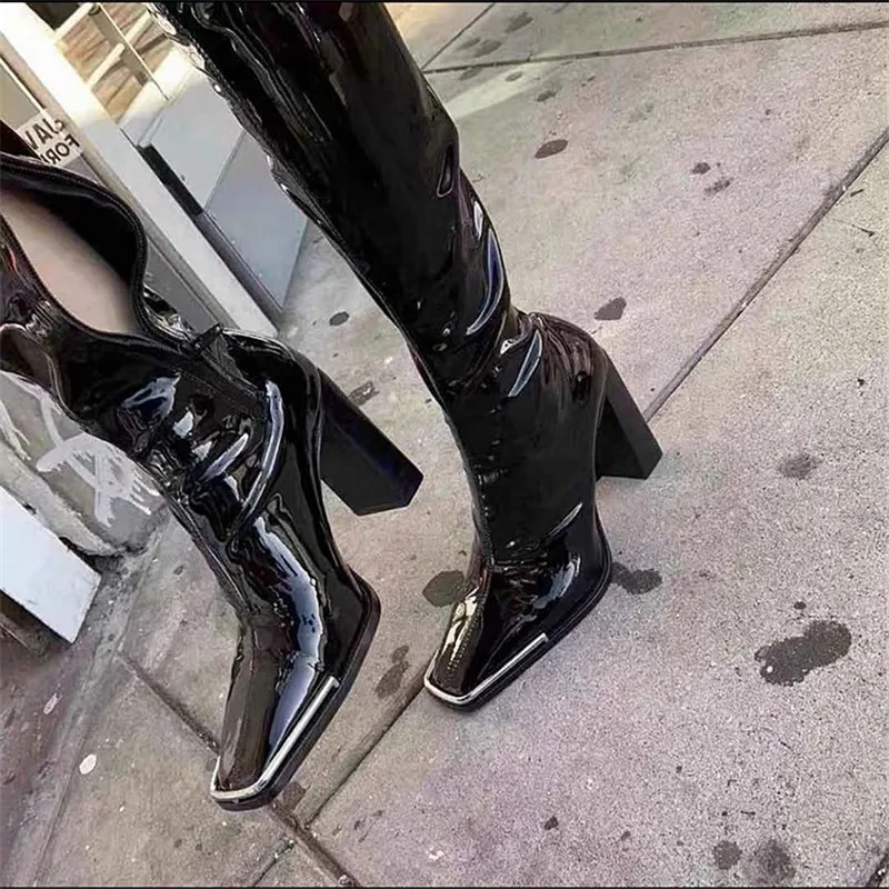 Высокие сапоги для подиума на не сужающемся книзу массивном высоком каблуке; женские сапоги с квадратным металлическим носком; Botas Feminines; пикантная обувь; женская обувь из лакированной кожи; Zapatos De Mujer
