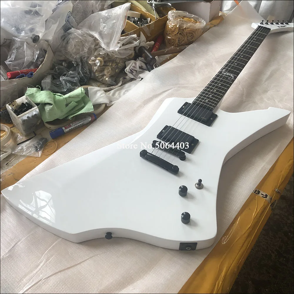 

High quality electric guitar white paint, special guitar, rosewood fingerboard, black accessories, active circuit, postage