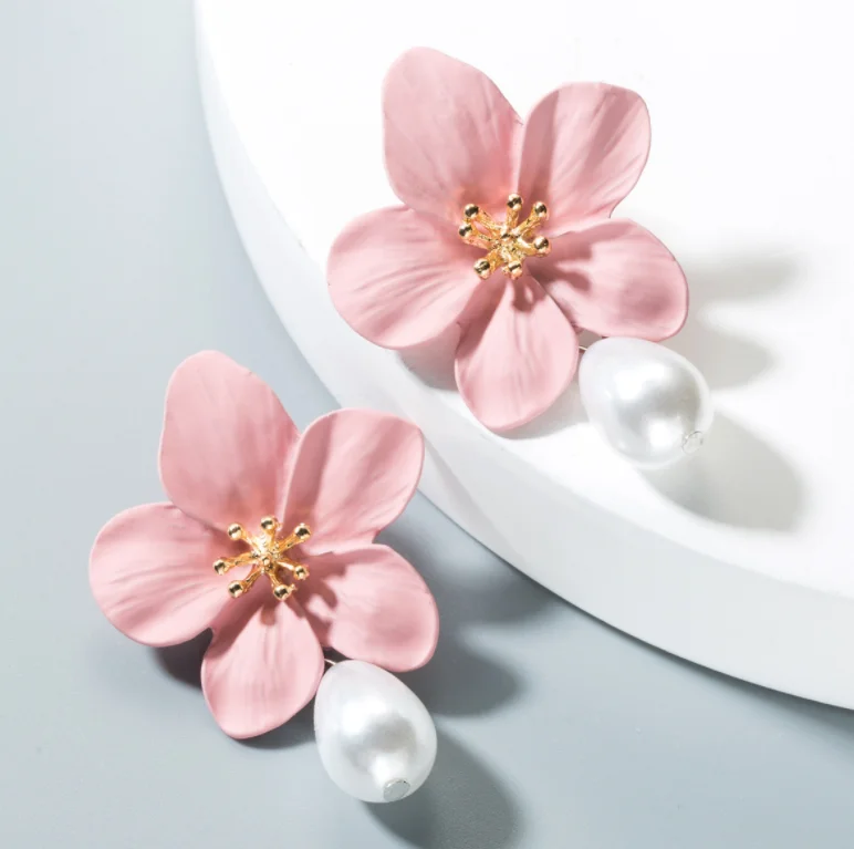 

Бесплатная доставка HER005 100 пар/Лот 3x4,5 см Цветочные серьги из сплава W с белым жемчугом модные серьги женские ювелирные изделия