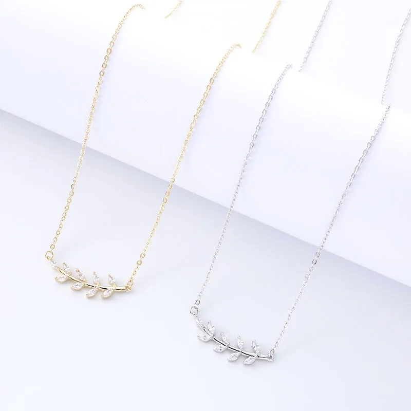 

New Clavicle Chain Necklace Exquisite Flower Pendant Necklace Simple Personality Design Charm Pendant Fashion Jewelry
