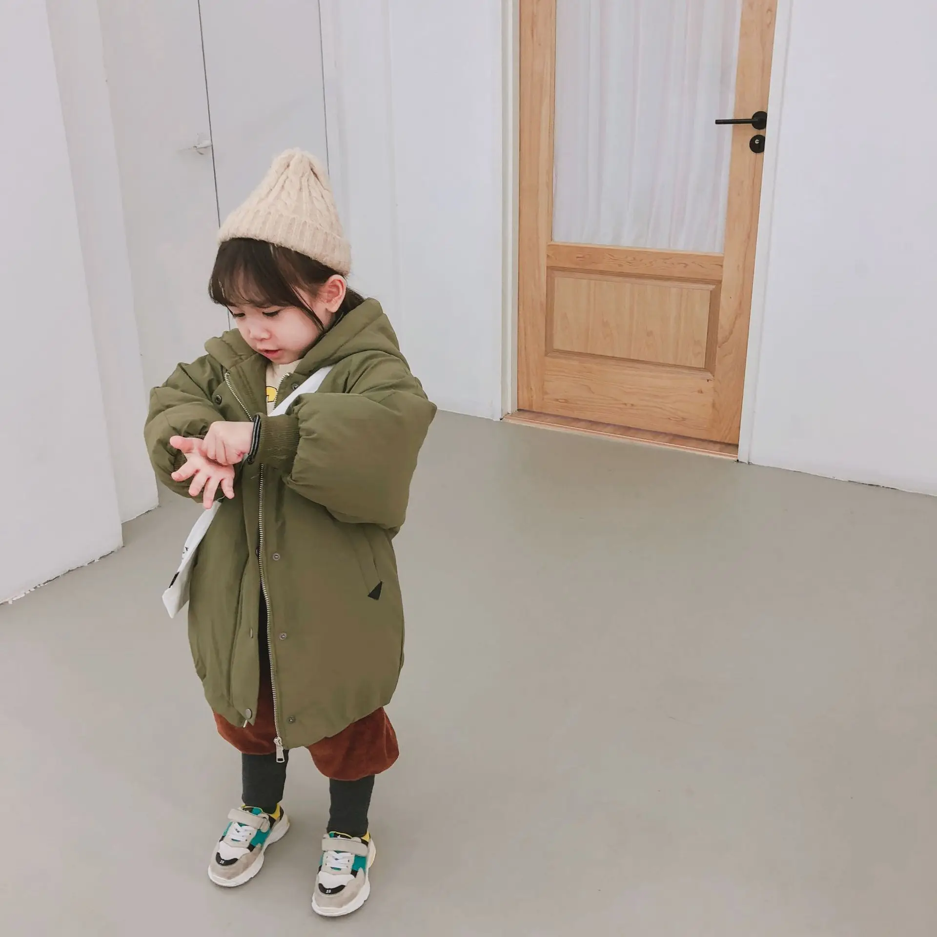 Г. Новое поступление, зимнее хлопковое однотонное длинное утепленное и теплое модное пальто с капюшоном в Корейском стиле для милых маленьких девочек