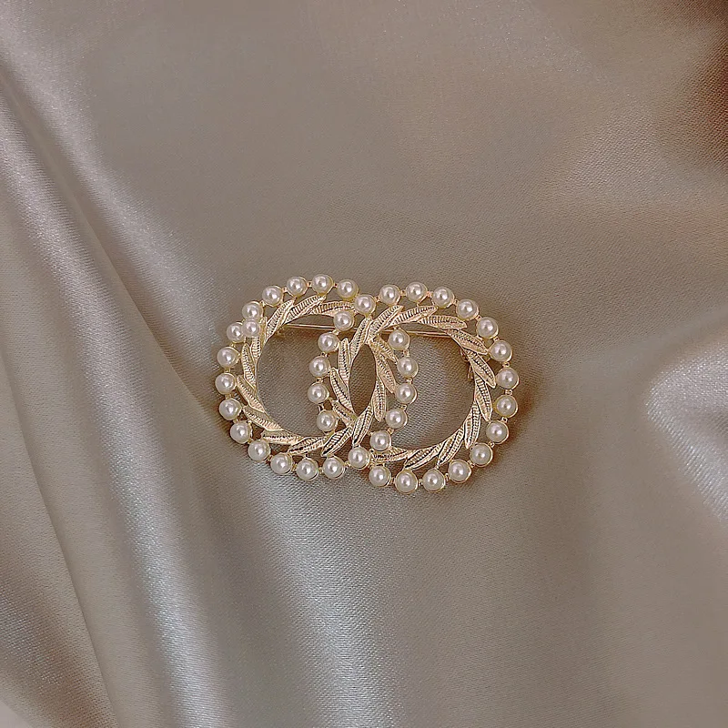 

Brooch Autumn And Winter New Style Bilobed Pearl Brooch Decoration Romantic French Palace Style Light Luxury Sweater Corsage Roy