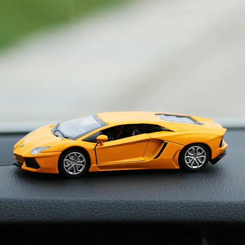 E-FOUR модель автомобиля Aventador Roadster литой модельный комплект(масштаб 1:31) Литьевые игрушки из сплава украшения Коллекция спортивных автомобилей Духи