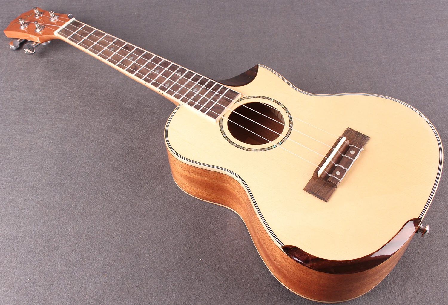 Concert Solid Spruce Ukulele Mahogany Side and Back 4 strings Guitar With EVA hard Case