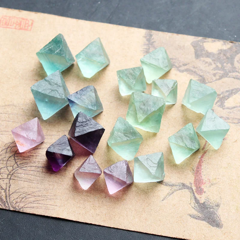 

Color Octahedral Fluorite Ore Jade Raw Material Decoration Small Number Raw Ore Specimen Do Crystal Rough Stone Pendant Gift