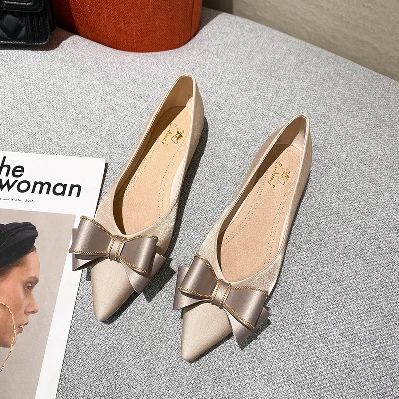 

Туфли женские на низком каблуке, лакированная кожа, мягкая нескользящая подошва, заостренный носок, однотонные красные, свадебная обувь, осень