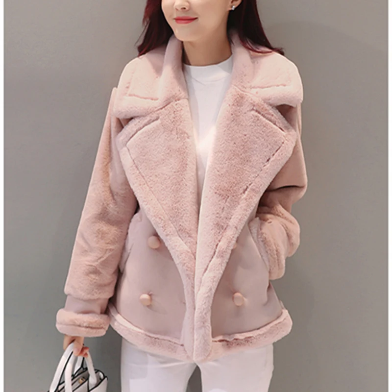 Искусственная куртка. Куртка из искусственного меха женская. Пальто из искусственного меха оверсайз. Куртка из искусственного меха на молнии. Zara куртка из искусственной овчины женская.