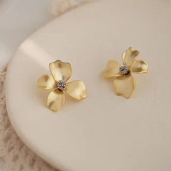 

CINDY XIANG Matte Gold Flower Stud Earrings For Women Fashion Spring Earrings High Quality Wedding Jewelry Good Gift